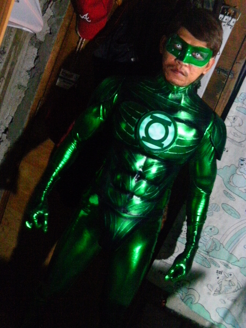 Illustration for article titled Green Lantern cosplay that looks cooler than the movie costume